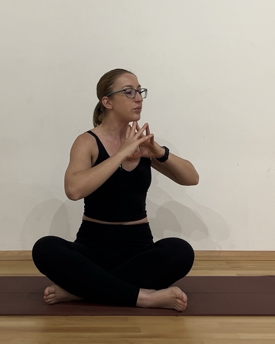 Anaïs, coach sportive Involve Evolve, assise en tailleur sur un tapis, lors d'un temps de respiration