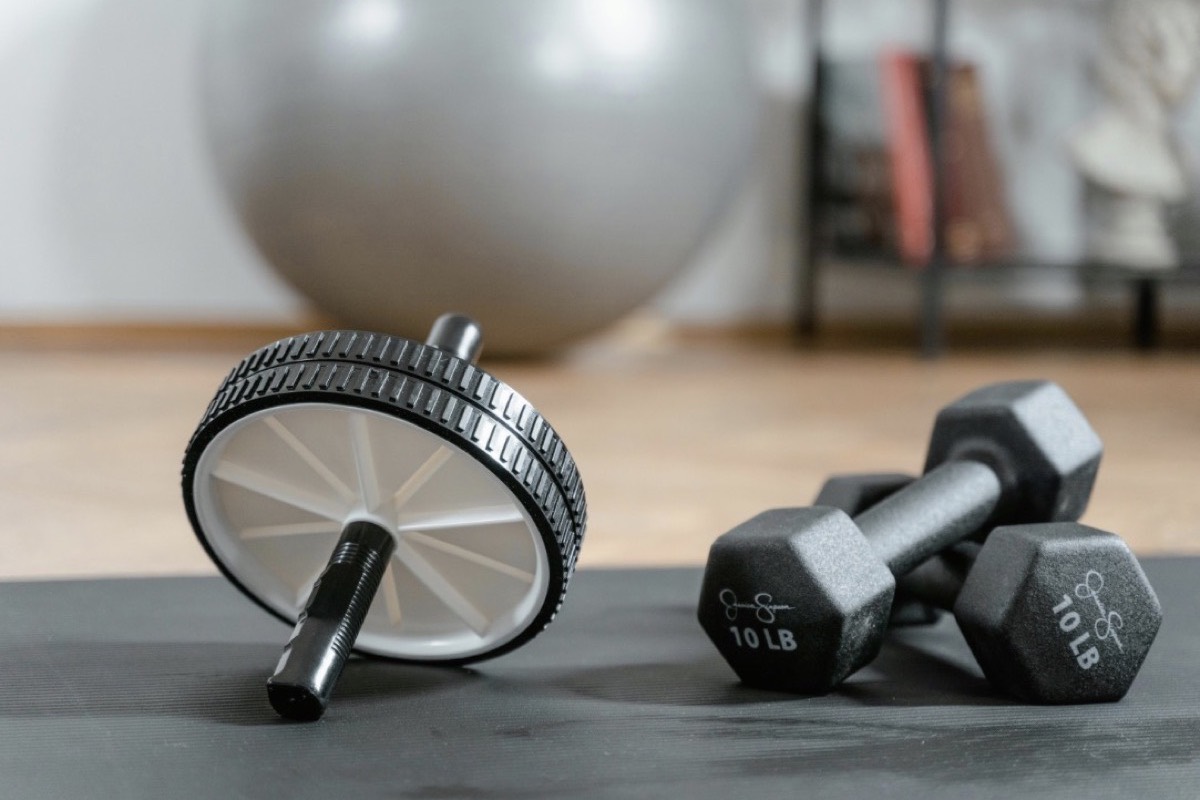Matériel de coaching sportif : roue abdominale, haltères et ballon de gym