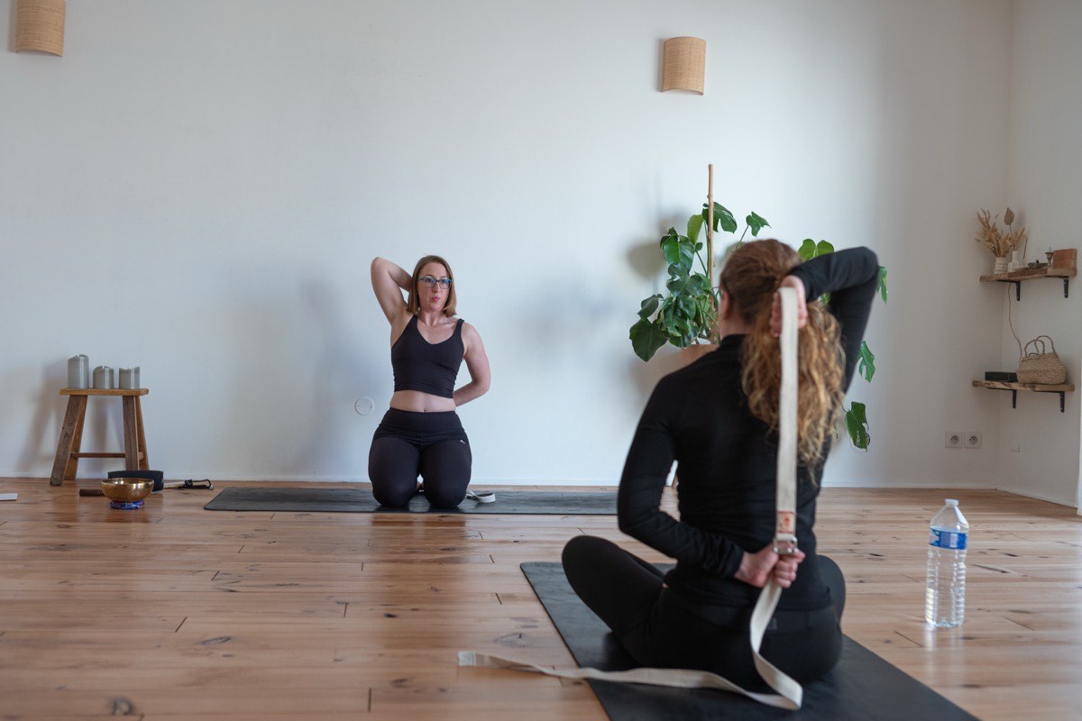 Séance de mobilité : étirements guidés avec une sangle dans un studio lumineux