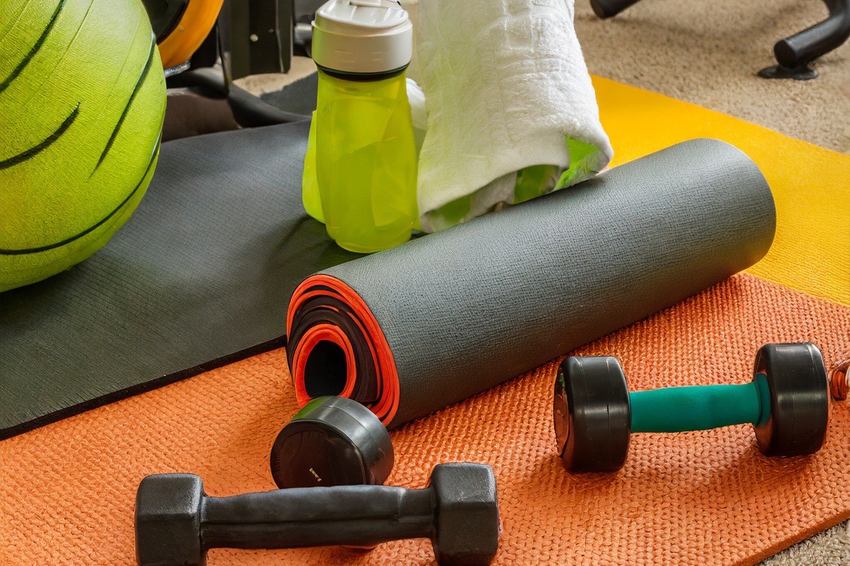 Matériel de réathlétisation : tapis, rouleau de massage, haltères et ballon de gym